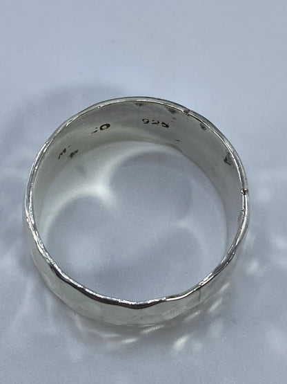 Anillo de plata en talla 10 sobre fondo blanco, mostrando el pulido brillante