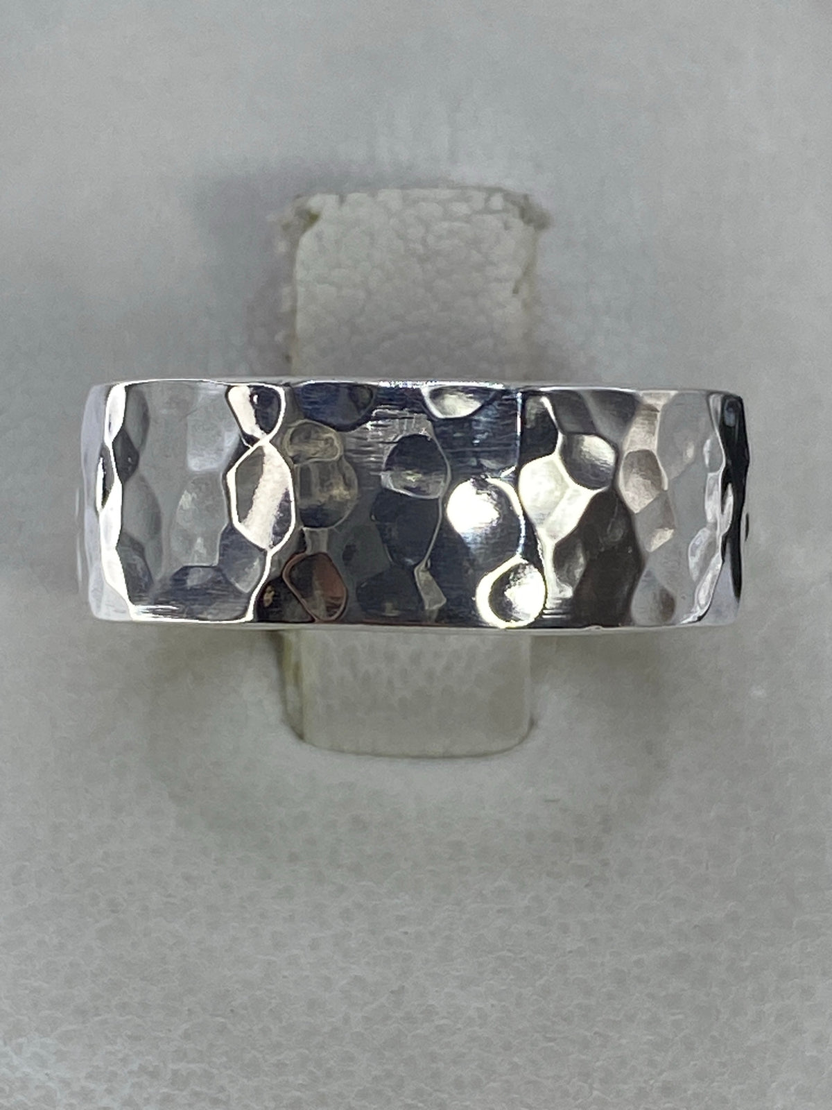 Anillo de plata maciza con acabado martillado, vista superior mostrando la textura artesanal