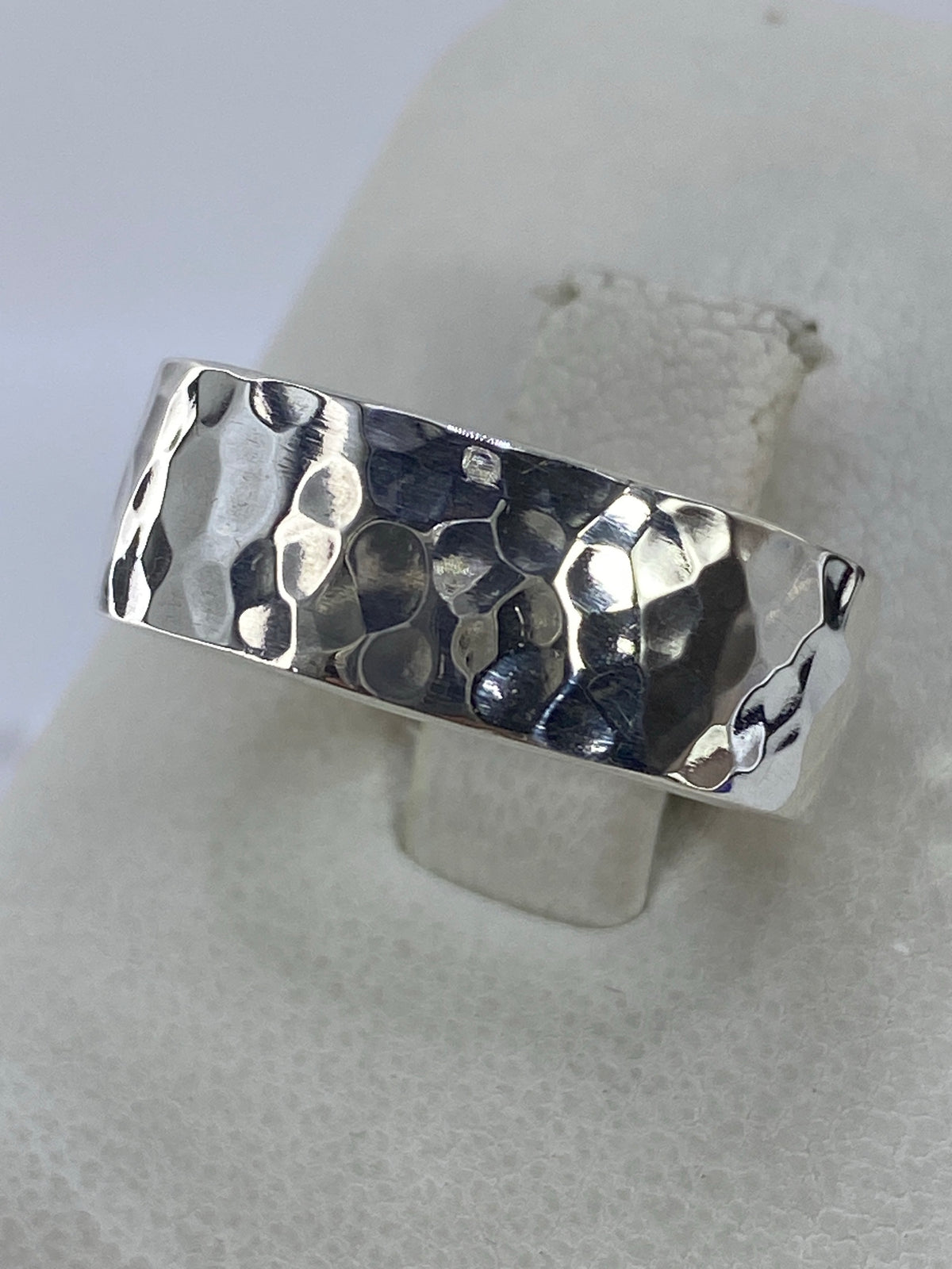 Anillo de plata 925 de Taxco en talla 6, detalle del acabado martillado bajo la luz