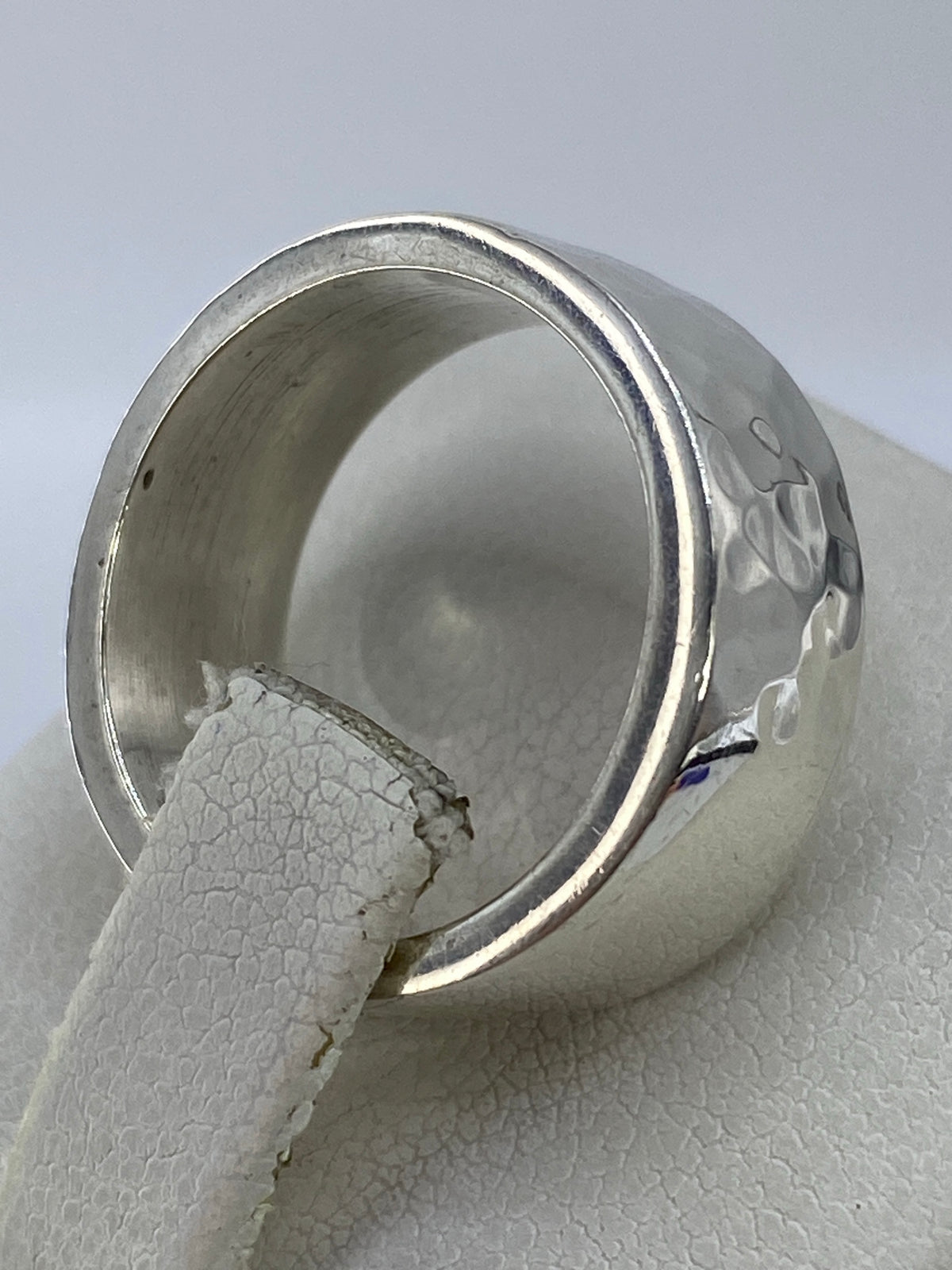 Anillo unisex de plata pura en la mano, mostrando el peso y la solidez de la pieza