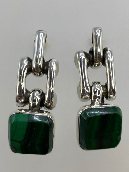 Aretes sobre regla de medición mostrando largo 3.6 cm y ancho 1.6 cm