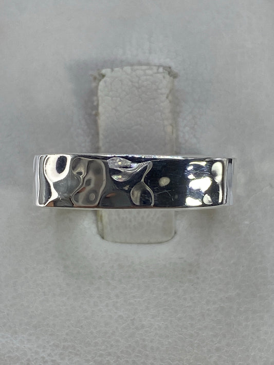 Anillo de plata cuadrado minimalista en la mano, vista frontal del diseño geométrico