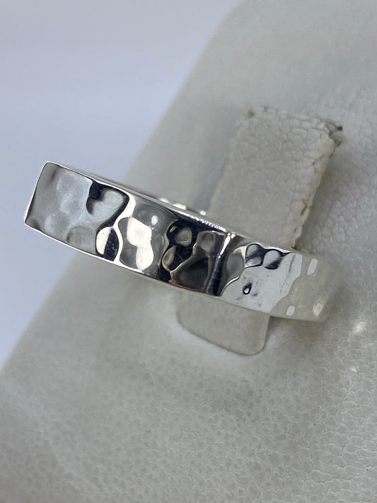 Anillo de plata 925 forma cuadrada, perfil lateral mostrando el acabado pulido