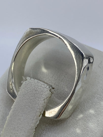 Detalle del interior del anillo de plata con el Quinto 925 grabado