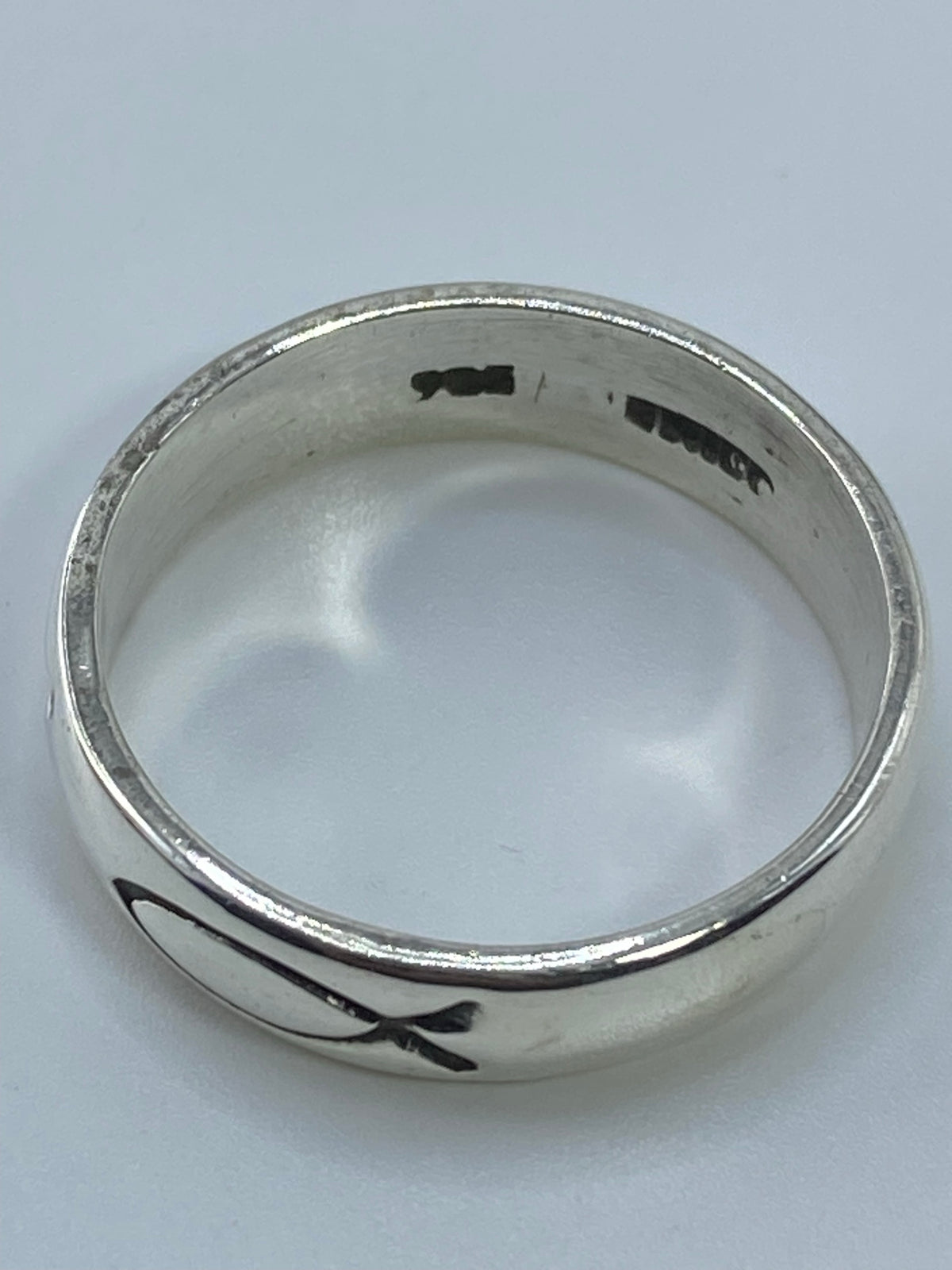 Interior del anillo mostrando marca de plata 925 y quinto