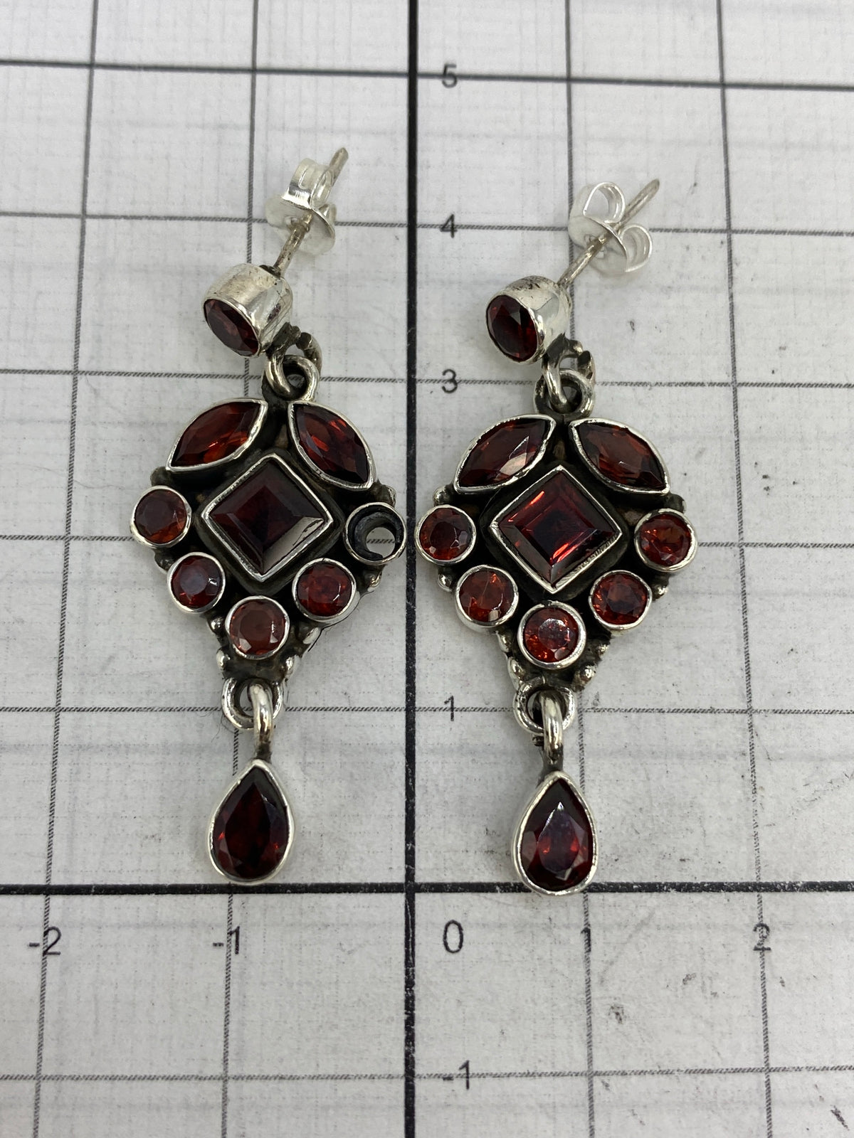 Aretes de plata con Quinto 925 visible en la base