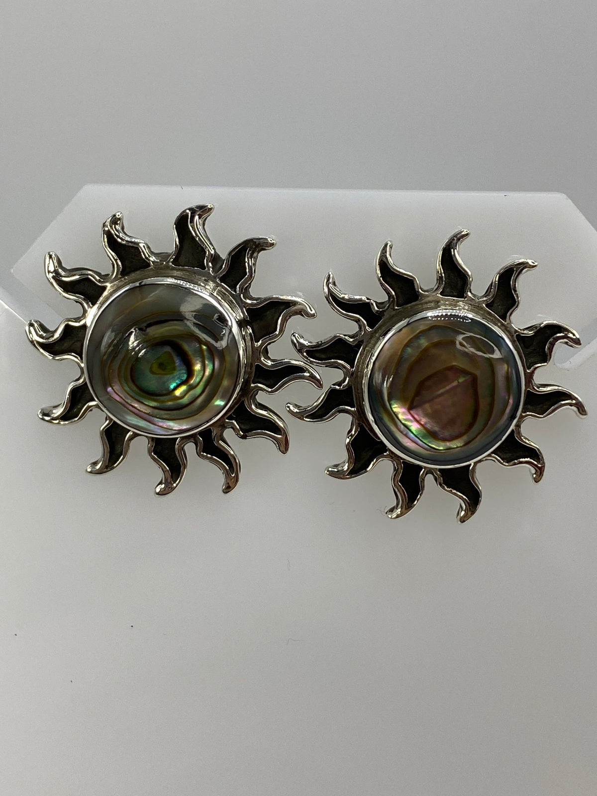 Par de aretes de plata en forma de sol con perla iridiscente engastada en el centro