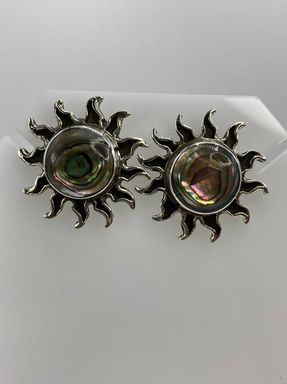 Arete de plata sol con rayos articulados y perla de reflejos rosa y verde