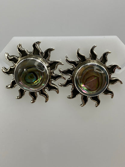 Detalle frontal de ambos aretes mostrando el engaste individual de cada perla