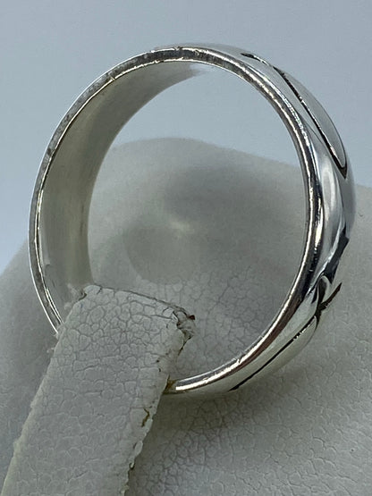 Anillo puesto en dedo mostrando el brillo del acabado espejo