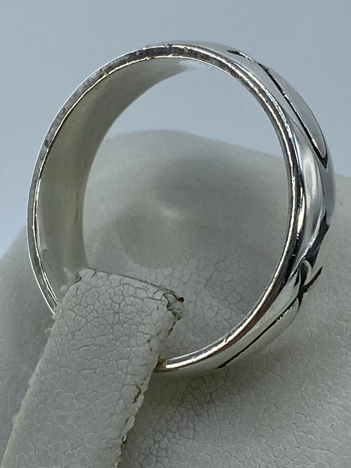 Perfil lateral del anillo de plata, líneas limpias y elegantes