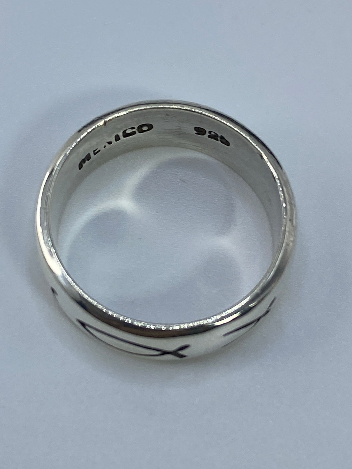 Anillo de plata 925 puesto en la mano, demostrando el brillo y acabado minimalista