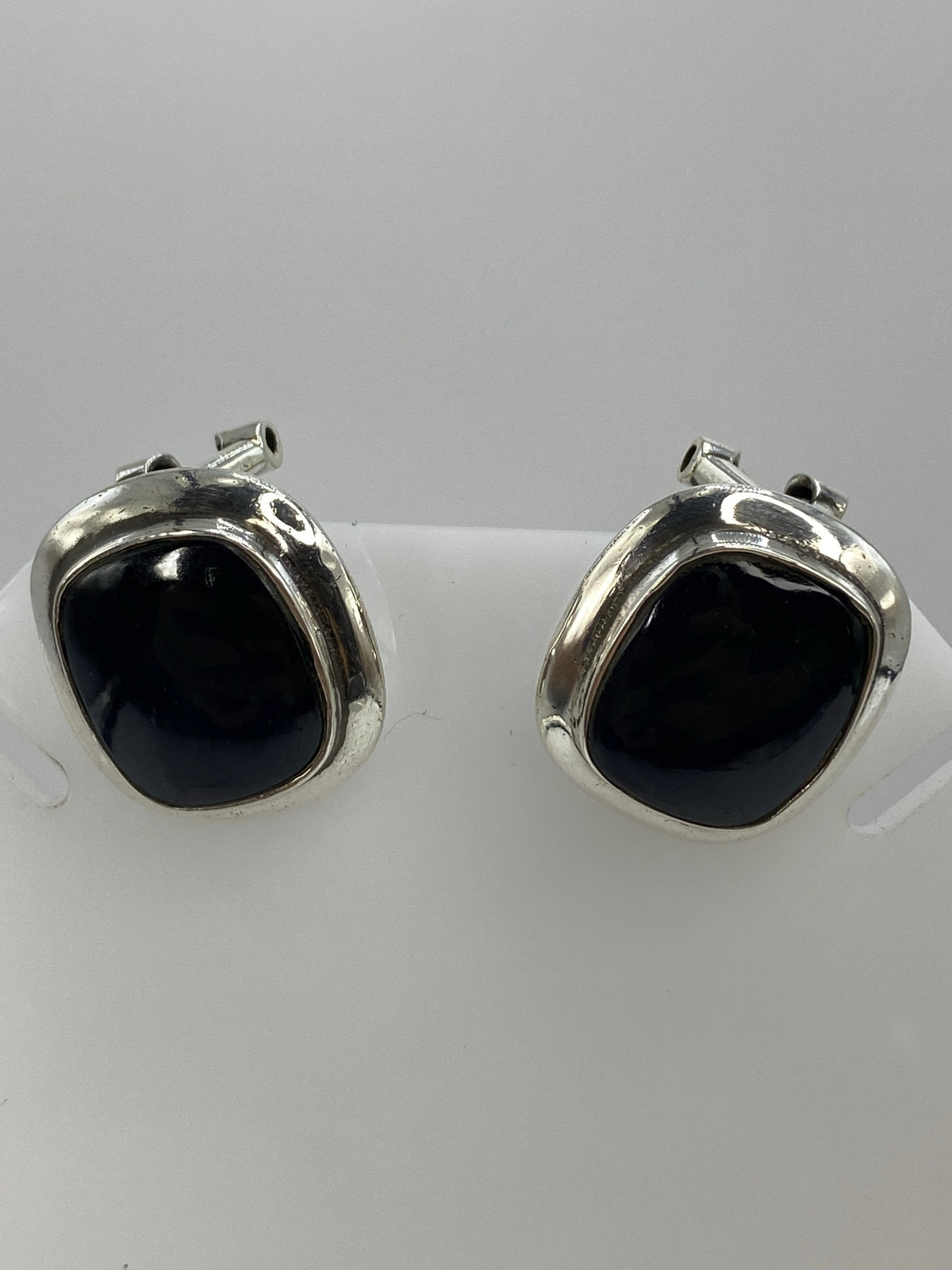 Par de aretes de plata 925 con onix negro engastado, vistos de frente