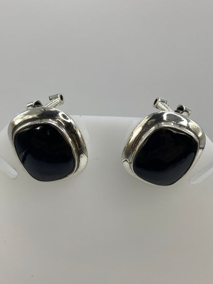 Aretes sobre regla milimetrada mostrando tamaño de 2 × 1.7 cm
