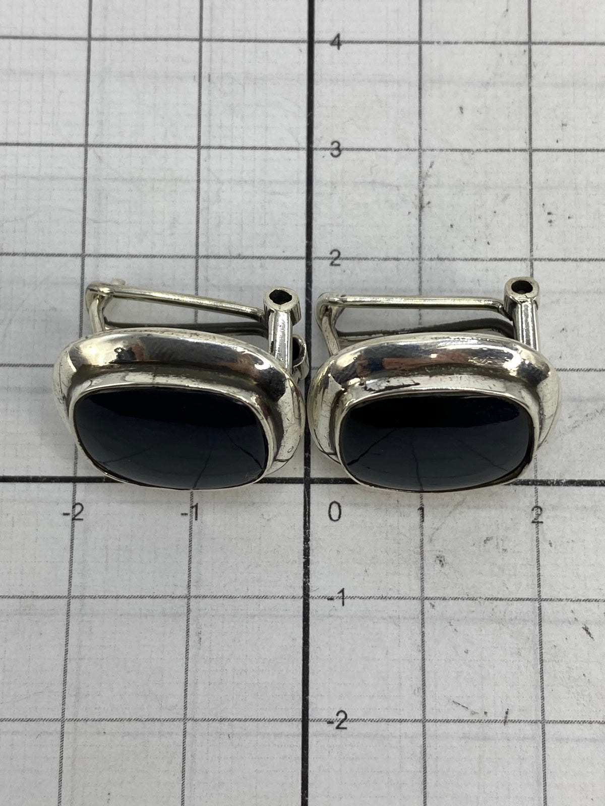 Aretes con el sello Quinto 925 grabado en la parte trasera