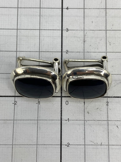 Aretes con el sello Quinto 925 grabado en la parte trasera