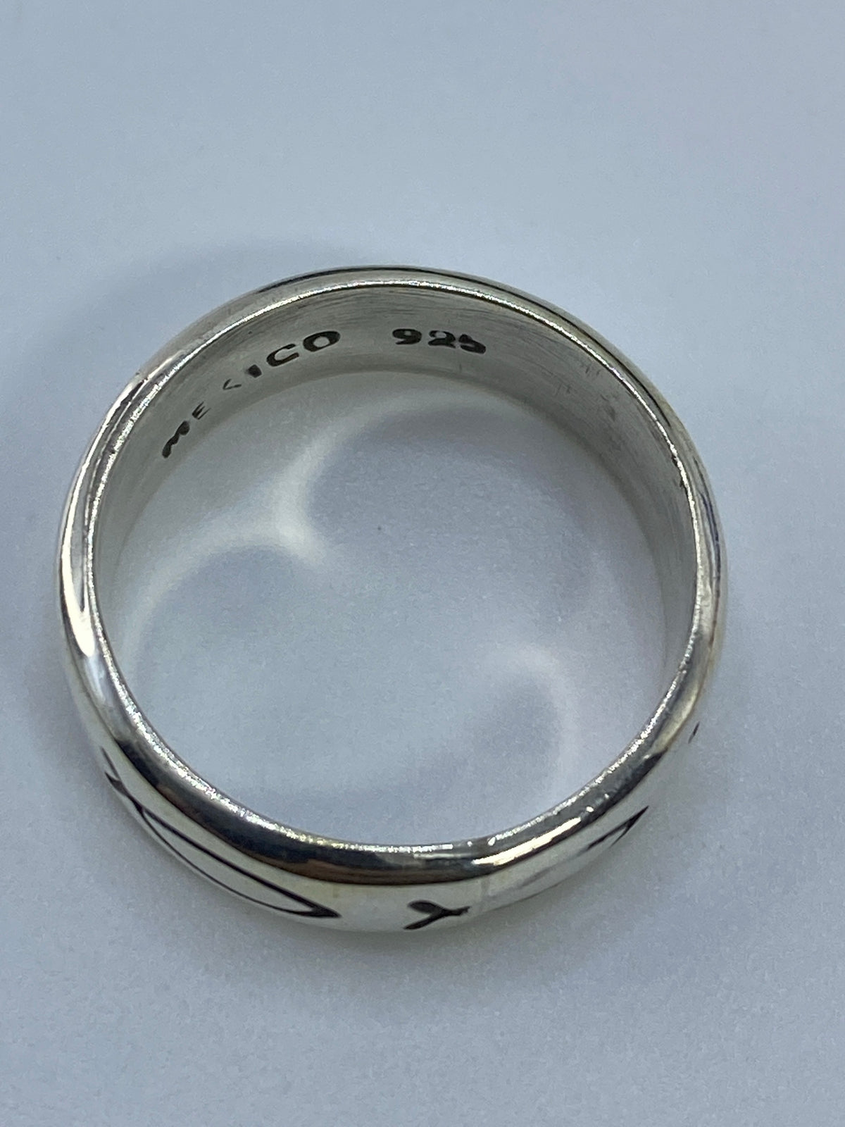Anillo minimalista unisex sobre fondo blanco, vista superior