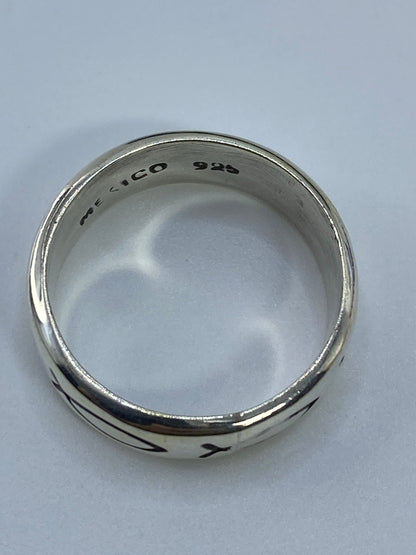 Anillo minimalista unisex sobre fondo blanco, vista superior
