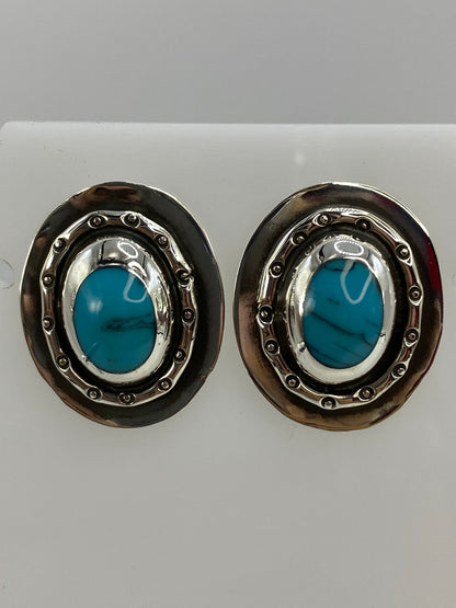 Par de aretes de plata con turquesa azul cielo engastada, diseño oval clásico