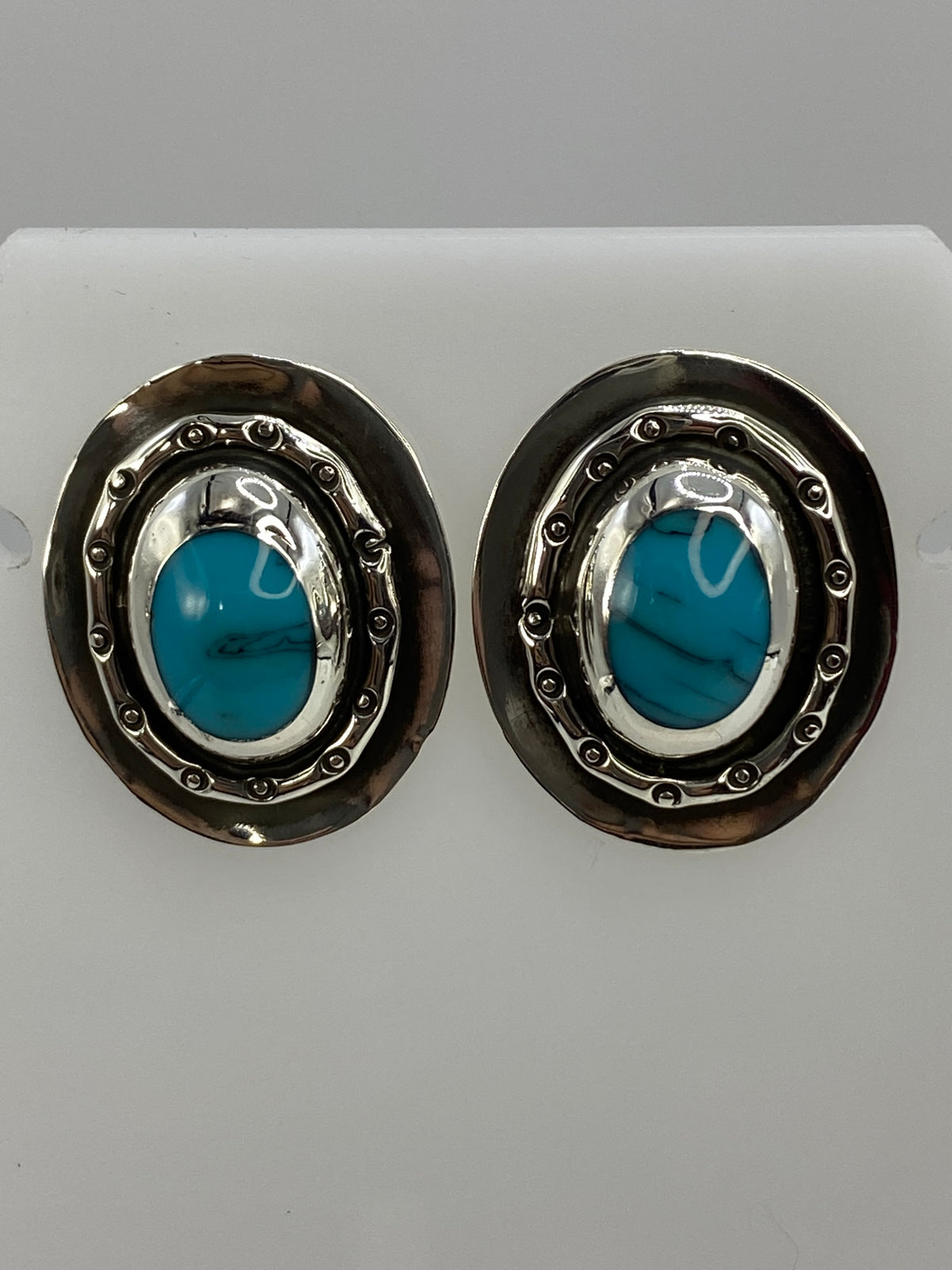 Aretes de turquesa vistos de frente mostrando el color azul cielo