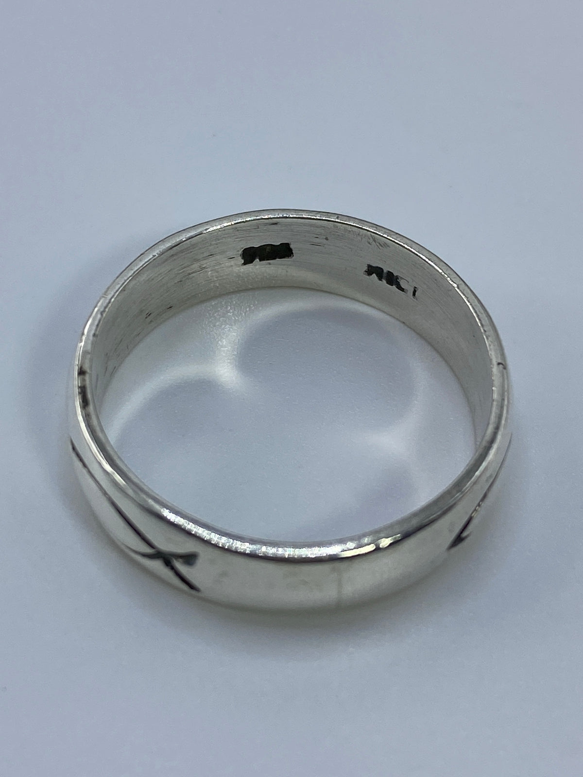 Anillo sobre fondo blanco mostrando el Quinto 925