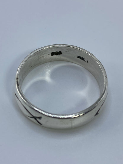 Anillo sobre fondo blanco mostrando el Quinto 925
