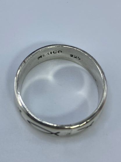 Anillo puesto en dedo demostrando el ancho cómodo de la banda