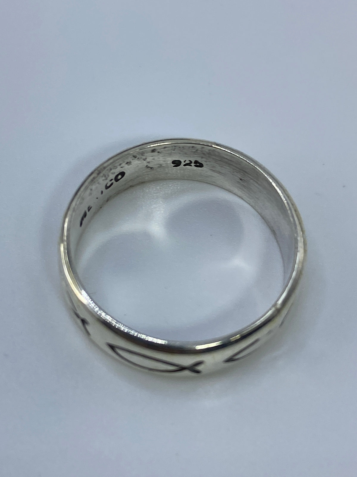 Anillo con marca 925 visible en el interior, garantía de autenticidad