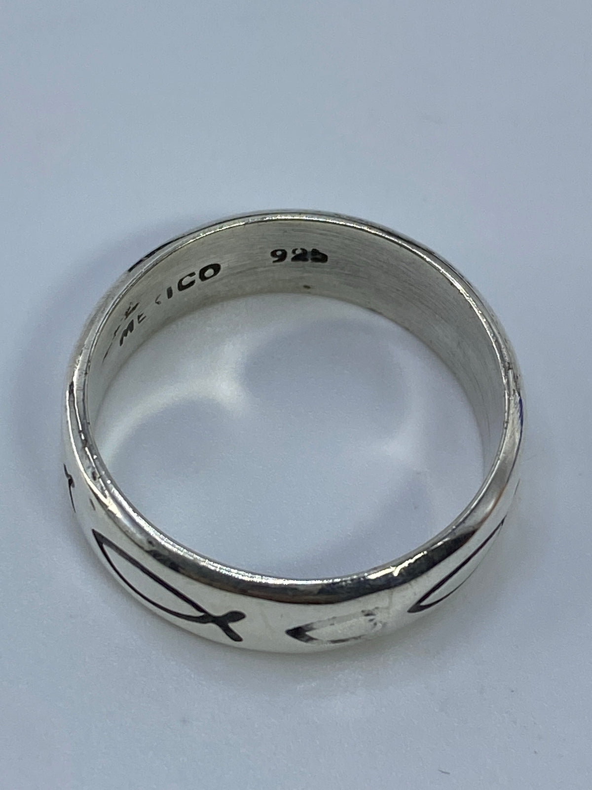Anillo de plata pura sobre fondo blanco