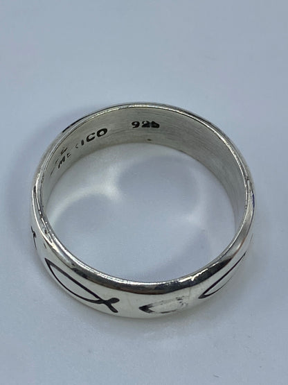Anillo de plata pura sobre fondo blanco