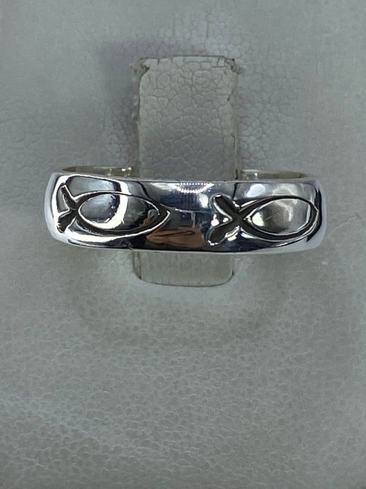 Anillo de plata 925 liso y pulido visto desde arriba sobre fondo gris
