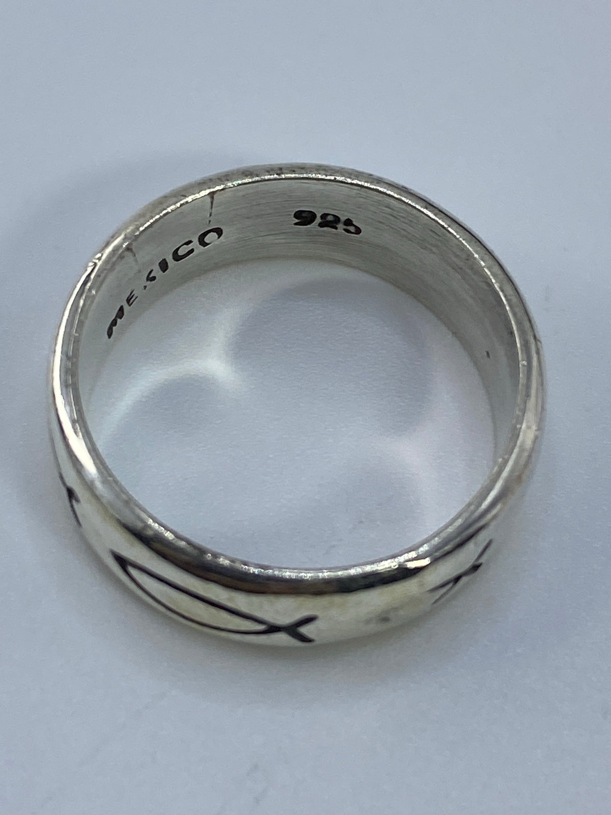 Anillo de plata 925 sobre fondo neutro mostrando el Quinto de autenticidad