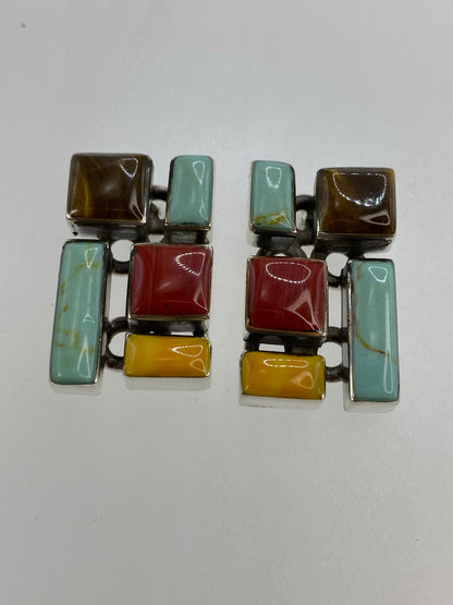 Detalle de los aretes mostrando las tres piedras naturales engastadas en marco de plata