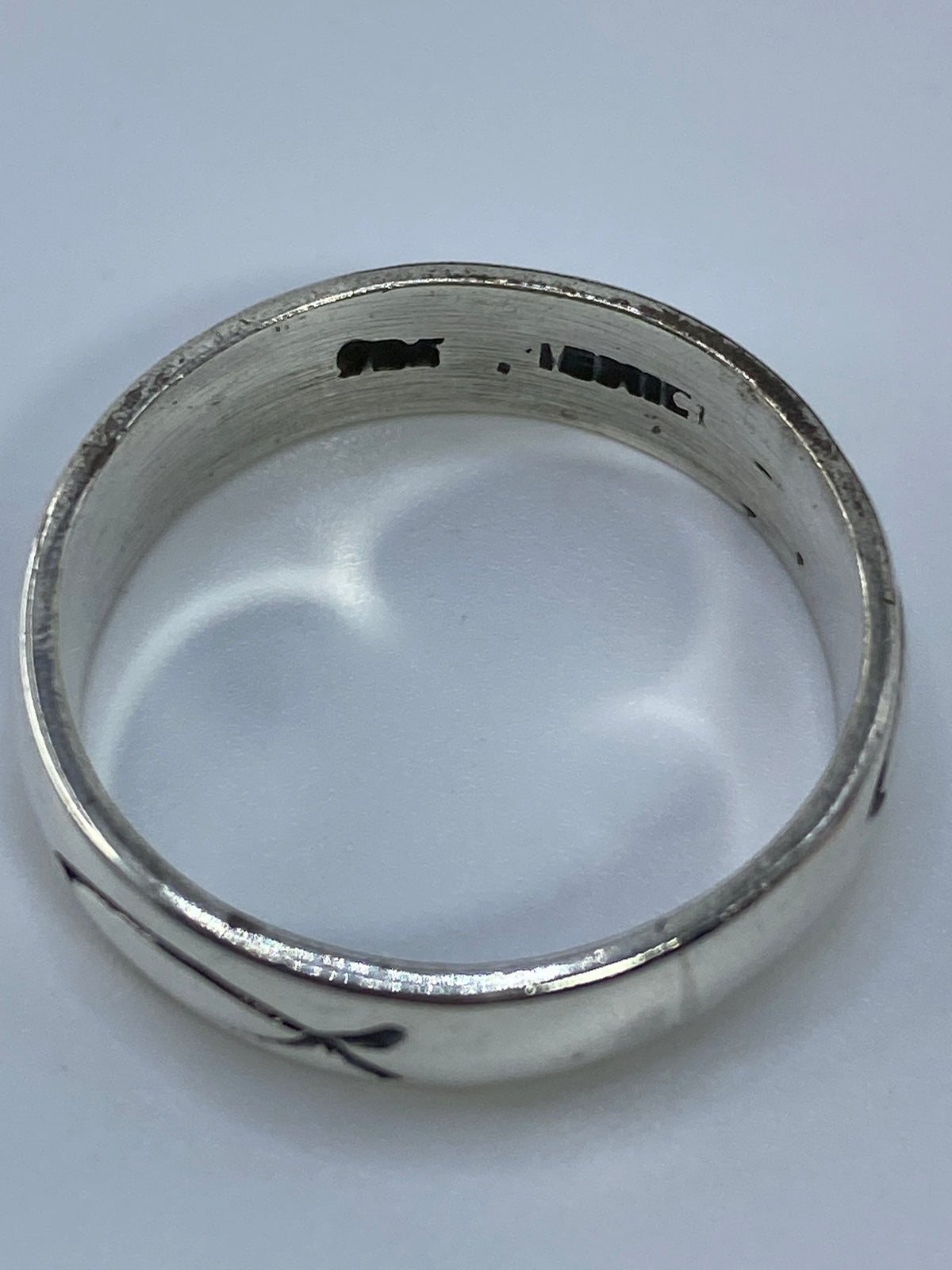 Anillo de plata auténtica con marca Quinto visible en el interior