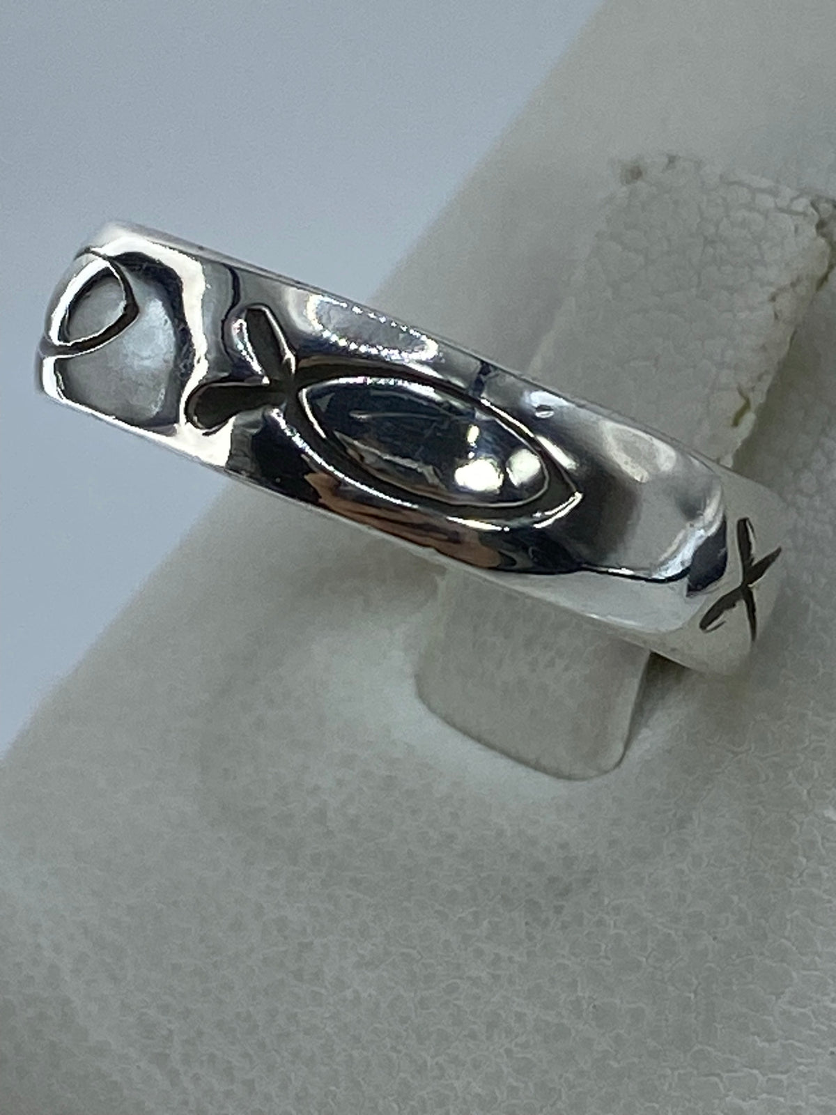 Anillo de plata en la mano mostrando el acabado pulido