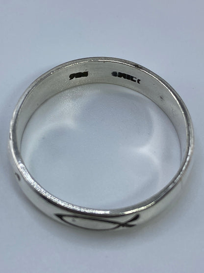 Anillo de plata sobre fondo blanco mostrando el Quinto de autenticidad