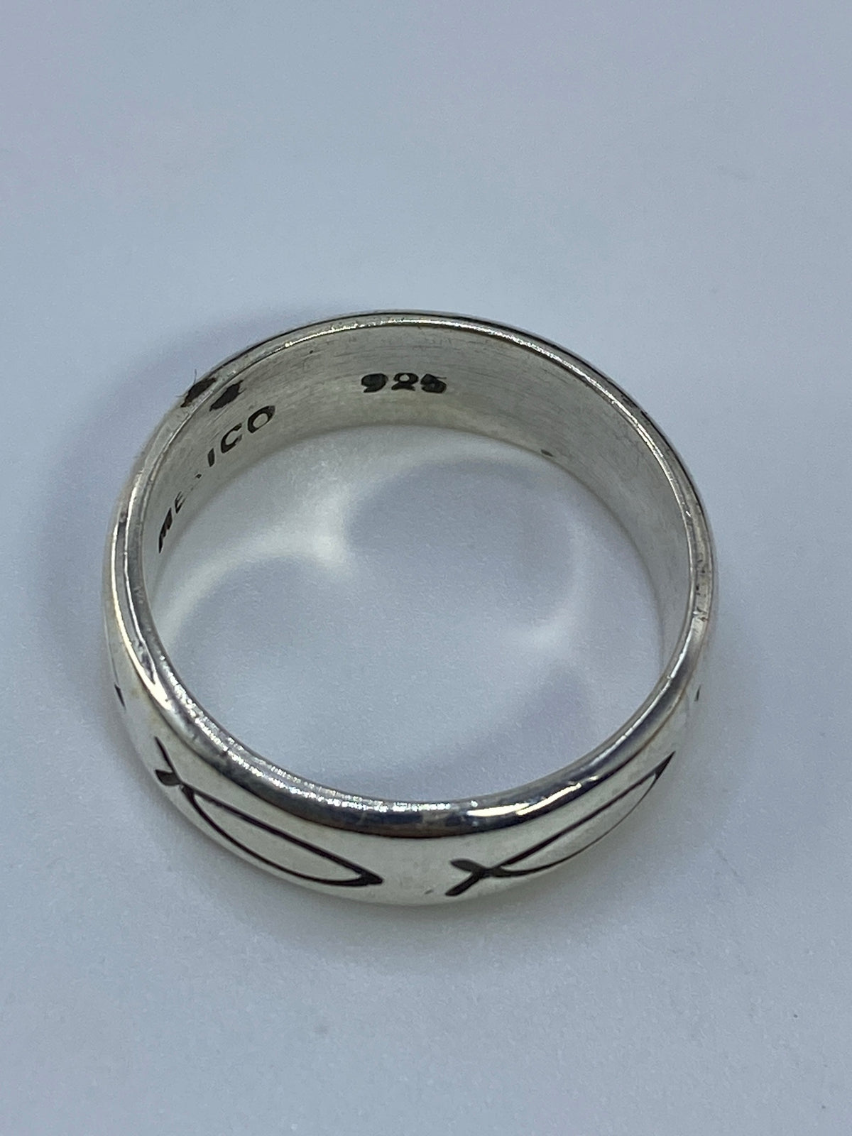 Anillo sobre fondo blanco con marcado 925 y Quinto visible en el interior