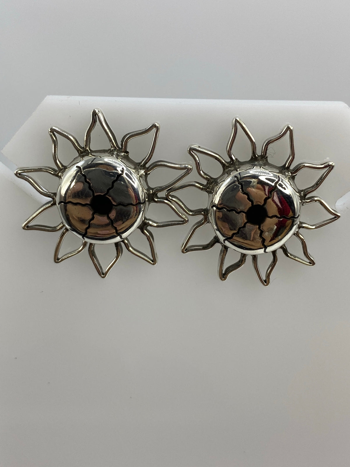 Par de aretes de plata 925 con diseño de girasol calado, vista frontal