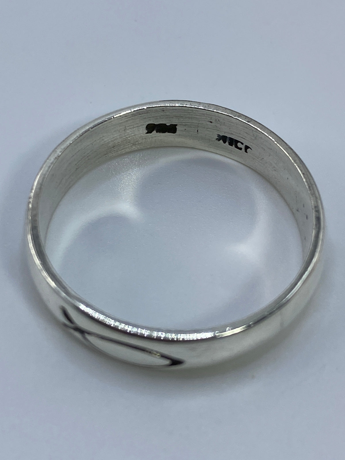 Anillo de plata 925 con el Quinto grabado en el interior, vista del sello de autenticidad