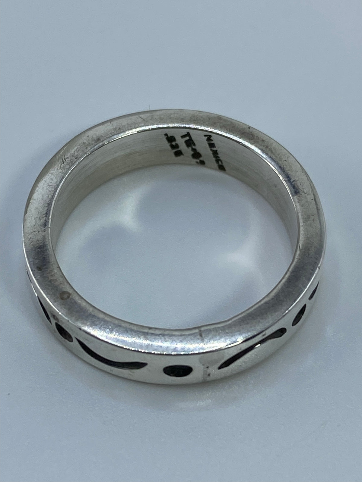Anillo de plata 925 en la mano, mostrando el acabado pulido y el diseño limpio