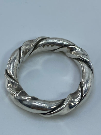 Anillo sobre fondo blanco mostrando el Quinto 925