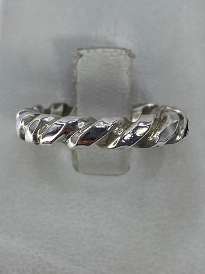 Anillo de plata 925 con eslabón torcido en la mano