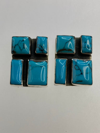 Detalle del engaste a mano de la turquesa en plata pulida