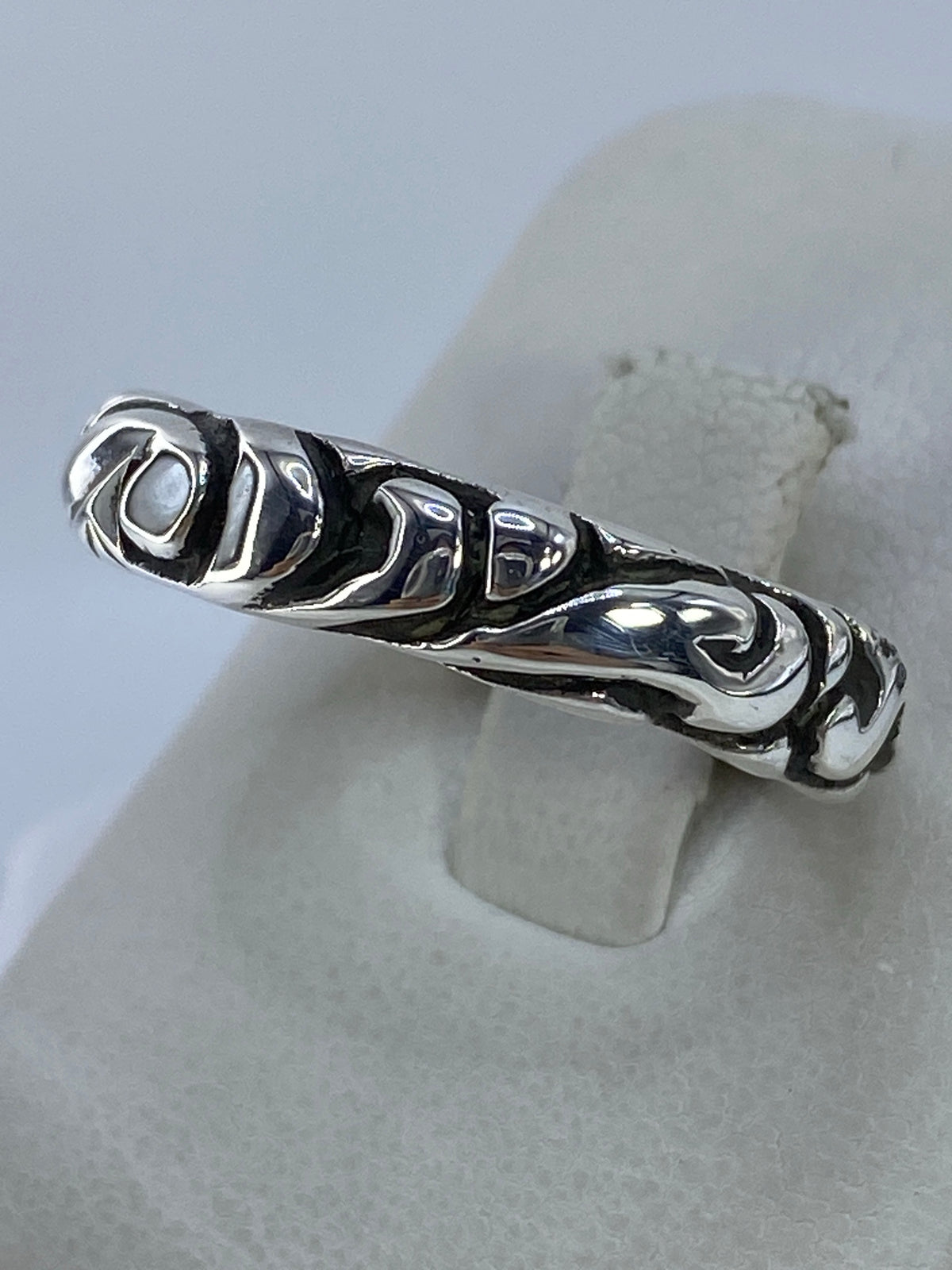 Detalle del diseño de líneas geométricas del anillo de plata