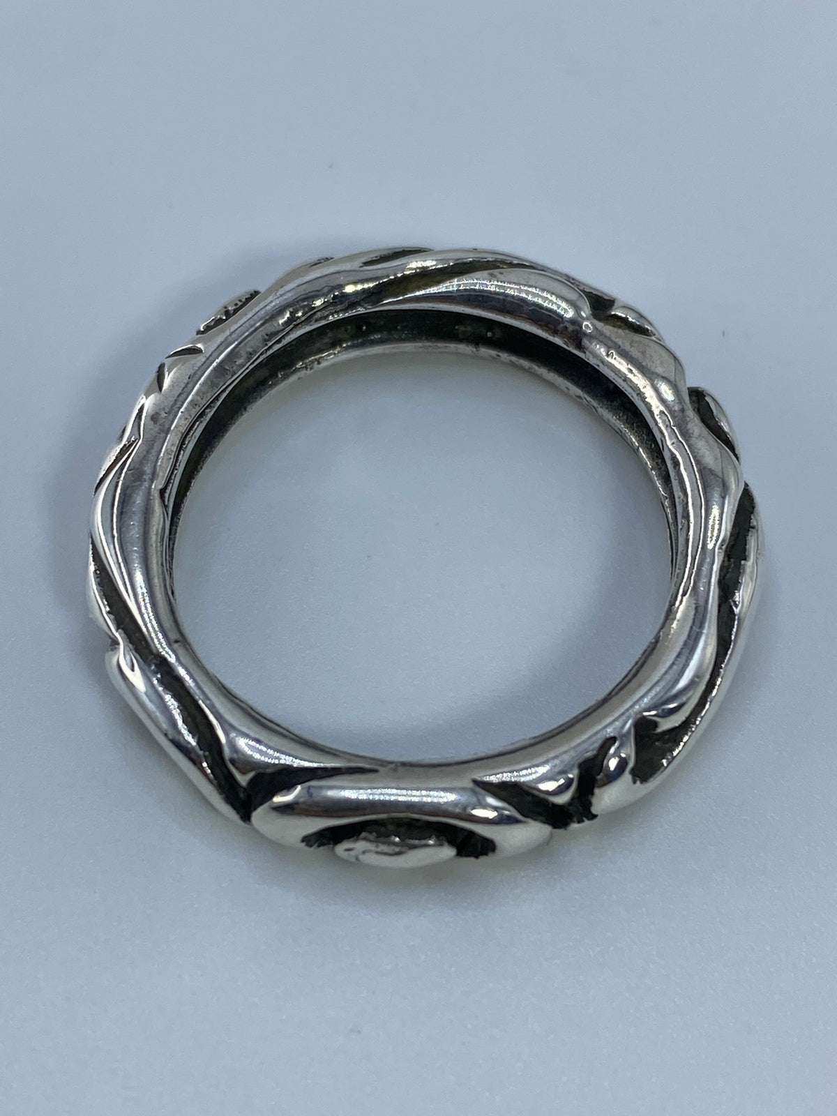 Anillo de plata sobre fondo blanco, talla 10
