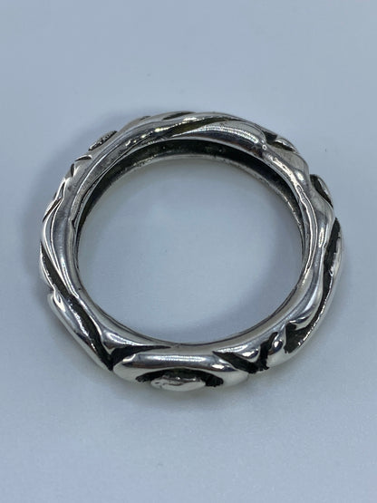 Anillo de plata sobre fondo blanco, talla 10