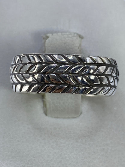 Anillo de plata 925 con bandas trenzadas en relieve, visto de frente sobre fondo blanco