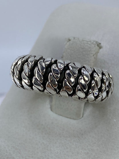 Detalle lateral del anillo de eslabones mostrando el grosor de cada eslabón en plata pura