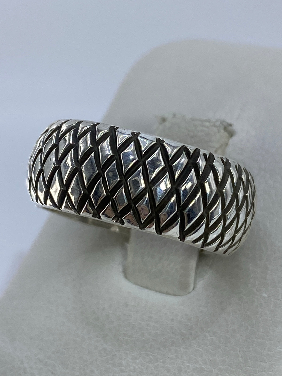 Detalle lateral del anillo mostrando el volumen y profundidad de cada eslabón