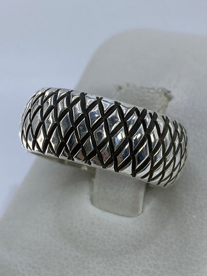 Detalle lateral del anillo mostrando el volumen y profundidad de cada eslabón
